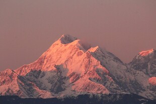 夕阳下的壮丽雪山