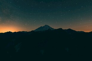 日落时分的山峦与星空