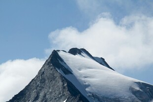巍峨雪山之巅