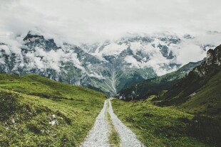 山间小径通往壮丽雪山