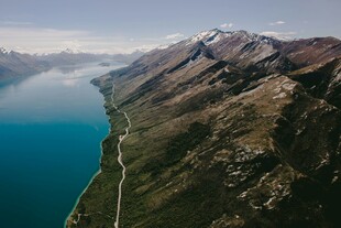 高山湖畔美景