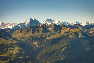 壮丽雪山下的葱郁山峦