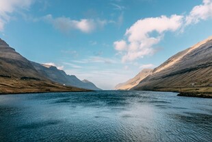 壮丽山谷间的静谧湖泊