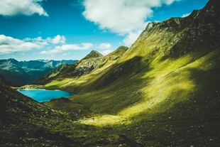 山间翠湖美景
