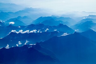 壮丽群山蓝色梦幻景致
