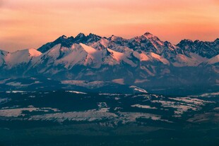 夕阳下的壮丽雪山景观