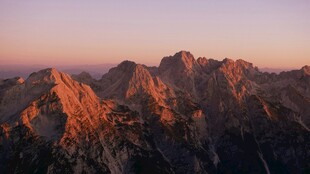 夕阳下的壮丽山峦