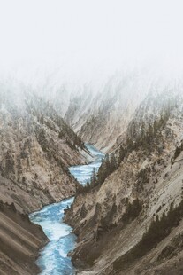 蜿蜒河流穿行于山峦之间