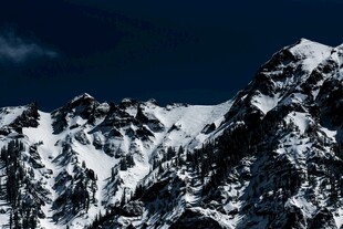 巍峨雪山壮丽景致