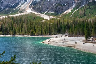 湖畔山林美景