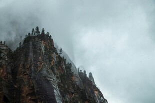 云雾缭绕的巍峨山峰