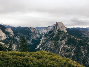 壮丽山峦间的葱郁景致