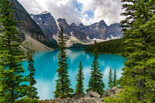 梦幻蓝湖与山林美景