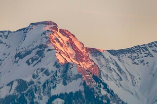 雪山之巅的壮丽霞光