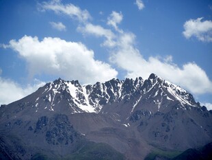 巍峨雪山蓝天白云美景