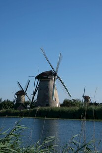 河畔风车景观