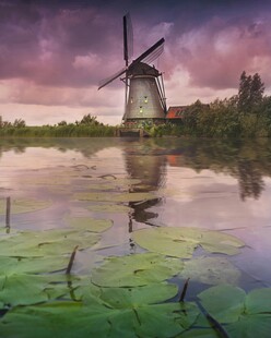 湖畔风车美景