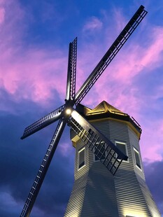 黄昏下的风车美景