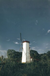 田野中的白色风车