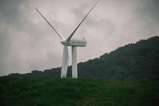 山间矗立的大型风力发电机