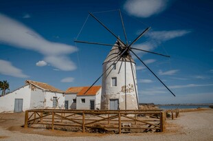 海边风车小屋风景图