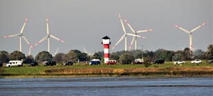海边风车与灯塔景观