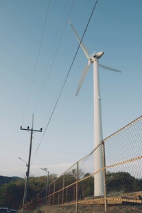 田野边的风力发电机