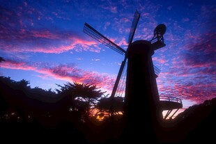 夕阳下的风车剪影美景