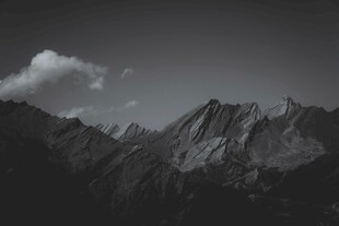 黑白山景图