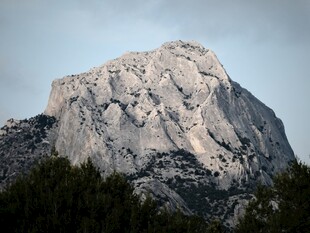 巍峨石山 绿意环绕