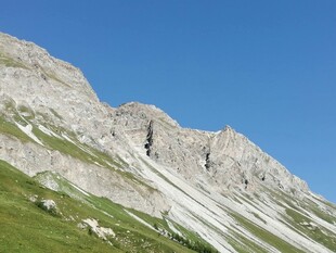 高山草甸蓝天壮丽景致