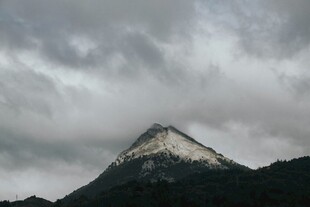 云雾缭绕的巍峨雪山