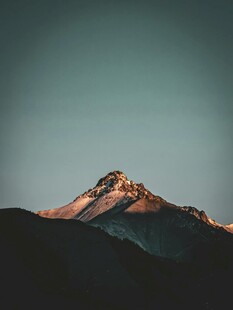 晨光下的巍峨山峰