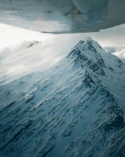 俯瞰巍峨雪山壮丽景致