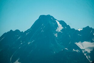 巍峨雪山壮丽景致