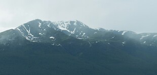 巍峨雪山远景
