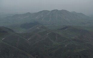 雾中群山远景