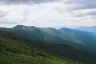 山峦叠翠的壮美自然景观