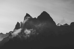 巍峨山峰云雾缭绕