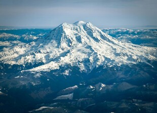 巍峨雪山壮丽景观