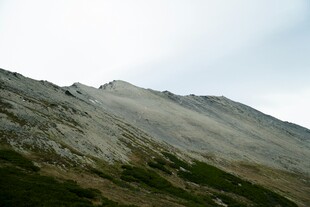 巍峨山峦云雾缭绕