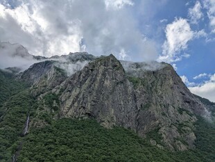 巍峨青山云雾缭绕美景