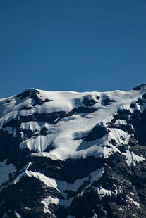 巍峨雪山壮丽景致
