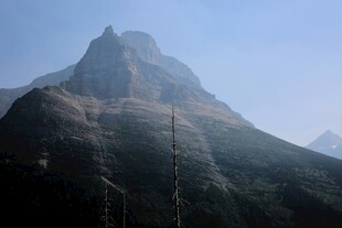 巍峨高山景致
