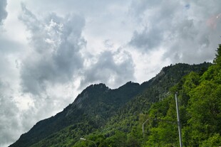 云雾缭绕的翠绿山峦