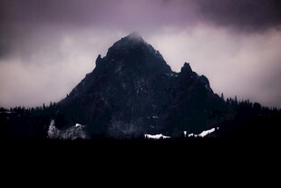 云雾缭绕的神秘山峰