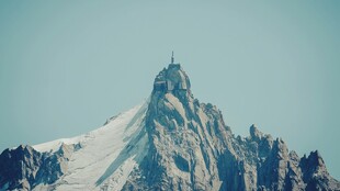 巍峨雪山壮丽景致