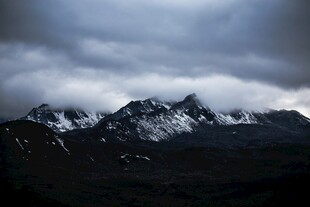 云雾缭绕的雪山美景