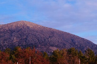 秋日山林中的巍峨山峰