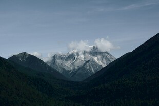 壮丽山峦与云端美景